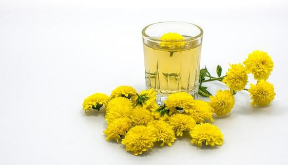 黃 白菊花功效大不同 這種菊花茶才能舒緩眼睛酸澀 康健雜誌 黃 白菊花功效大不同 這種菊花茶才能舒緩眼睛酸澀 康健雜誌