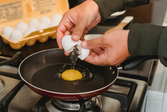 下次別再敲碗 內行人都懂 敲平面 打蛋才是真理 Cheers快樂工作人