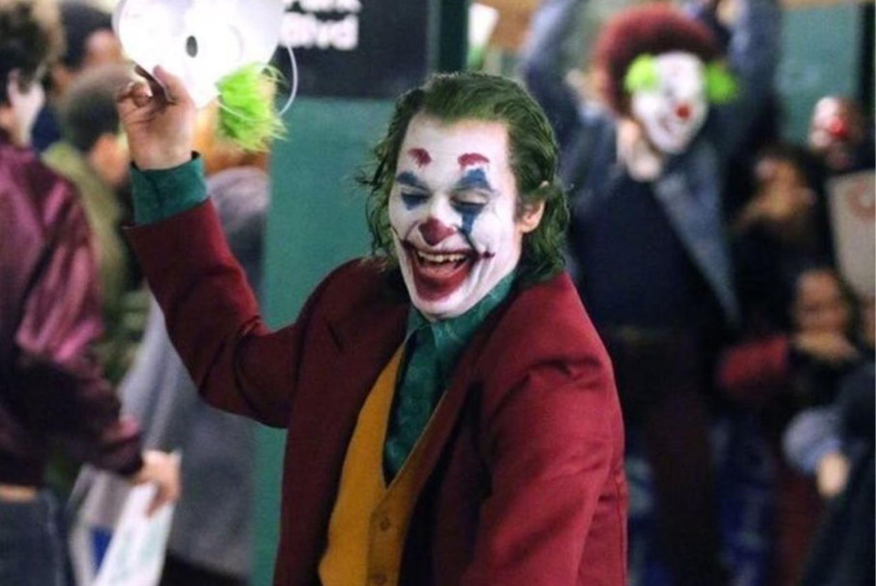 《小丑》到底得了什麼病？無法控制大笑背後隱藏的秘密
